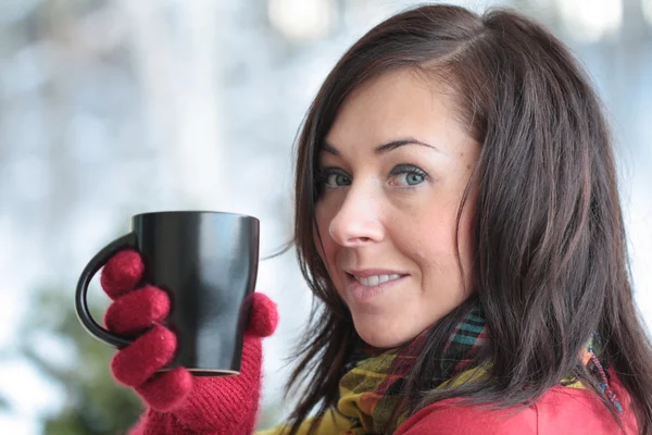 Mujer con taza de café caliente — Foto de Stock