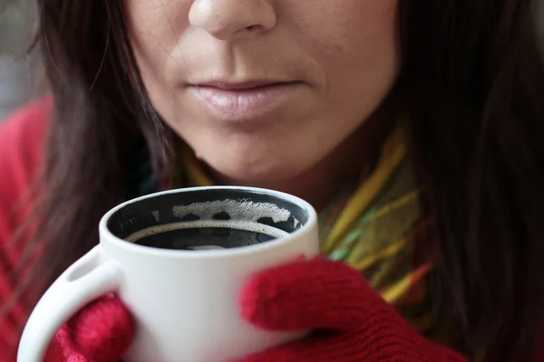 Vrouw met een kop warme koffie — Stockfoto