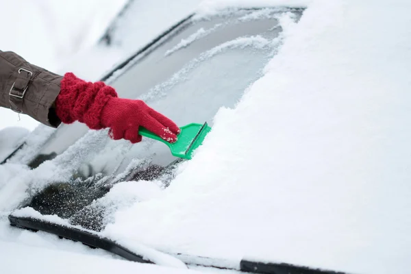 Rimuovere la neve dal parabrezza dell'auto — Foto Stock