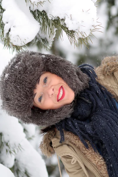 Joven mujer jugando en la nieve —  Fotos de Stock