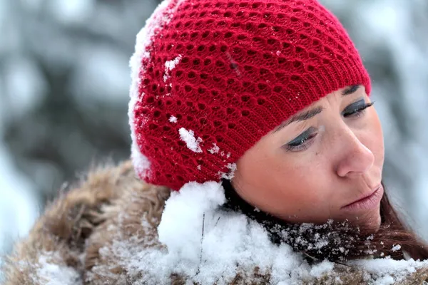 Žena je pod útokem obrovské sněhové koule — Stock fotografie