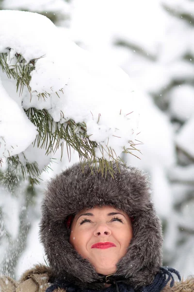 Mladá žena hraje ve sněhu — Stock fotografie
