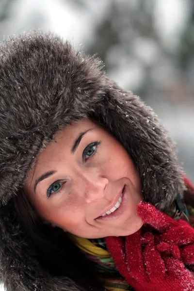 Güzel bir genç kadın kar üzerinde gülüyor — Stok fotoğraf