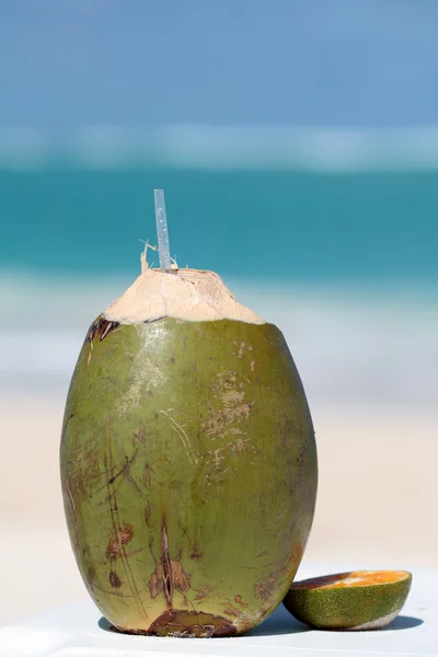 Кокосовий напій з трубкою на Карибському басейні — стокове фото