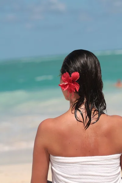Женщина в полотенце на пляже — стоковое фото