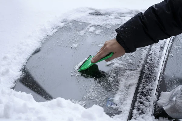 Hó eltávolítása az autó szélvédő Stock Kép