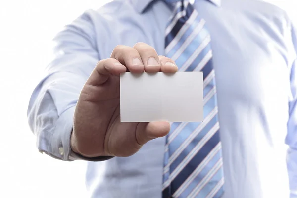 Бизнесмен держит визитную карточку — стоковое фото