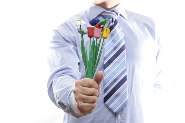 Geschäftsmann mit bunten Holzblumen — Stockfoto