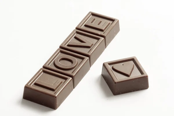 Palavra Amor feito de pequenos chocolates — Fotografia de Stock