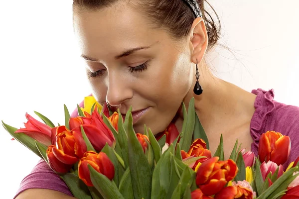 Mulher com tulipas coloridas — Fotografia de Stock