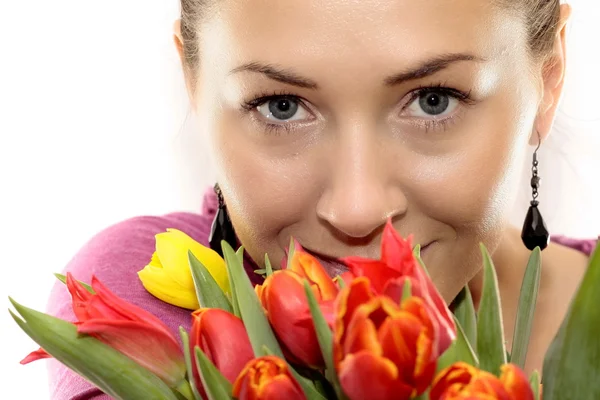 Žena s barevnými tulipány — Stock fotografie