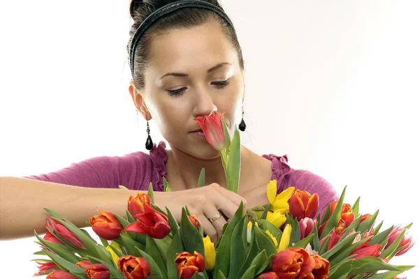 Mulher com tulipas coloridas — Fotografia de Stock
