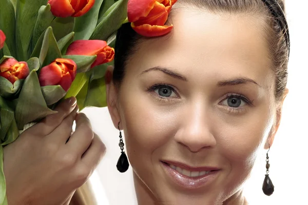 Vrouw met gekleurde tulpen — Stockfoto