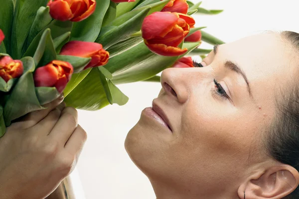 Kvinna med färgade tulpaner — Stockfoto