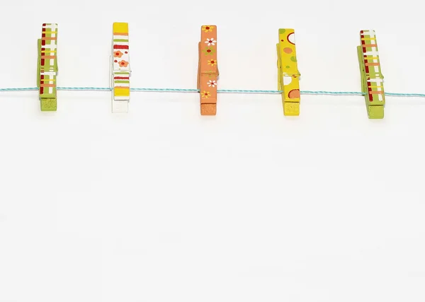 Gekleurde houten paperclips — Stockfoto
