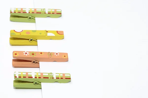 Clipes de papel de madeira coloridos — Fotografia de Stock