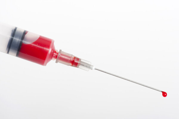 Шприц с кровью