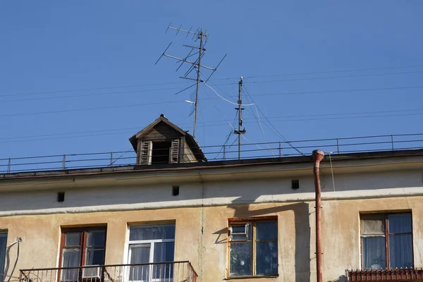 住宅建筑的屋顶上的电视天线 — 图库照片