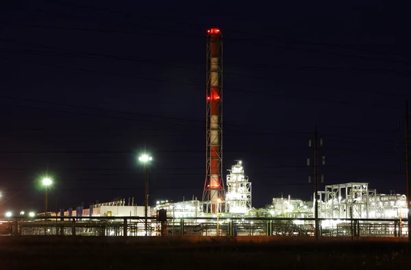 Petrofactory 在晚上 — 图库照片