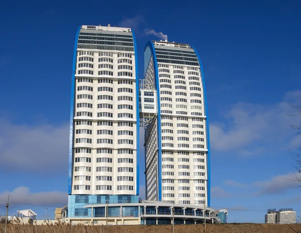 Modernes Gebäude auf dem Hintergrund des b — Stockfoto