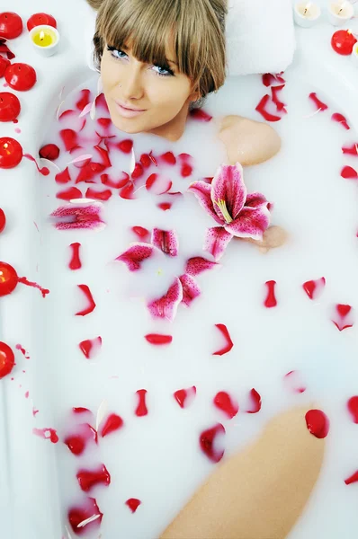 Frau badet mit Blumen — Stockfoto