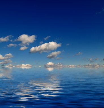 Mavi gökyüzü beyaz bulutlar ve soyut su yansıma doğa arka planda