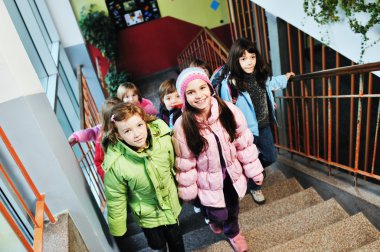 Okulda mutlu çocuklar grubu