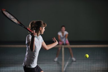 Tenis oyunu, iki kız