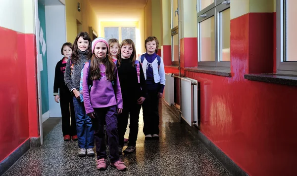 Boldog gyerekek csoport az iskolában — Stock Fotó