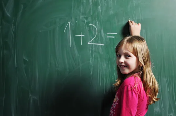 Gelukkig schoolmeisje op wiskunde klassen — Stockfoto