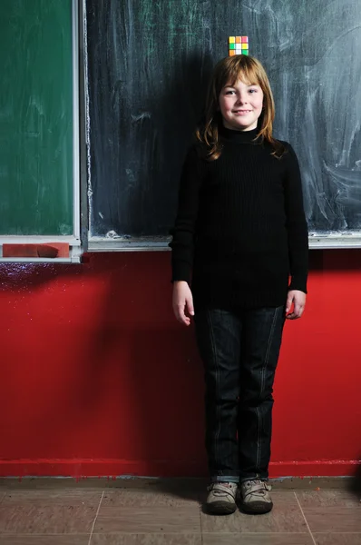 Menina da escola feliz em aulas de matemática — Fotografia de Stock
