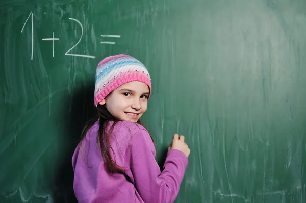 Glad skolflicka på mattelektioner — Stockfoto