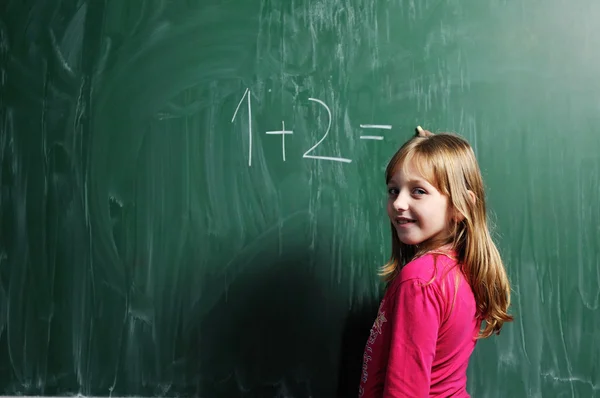 Щаслива школярка на уроках математики — стокове фото