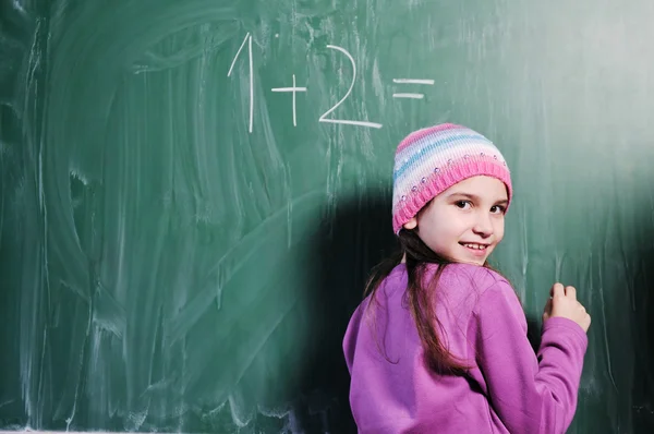 Matematik sınıfındaki mutlu kız öğrenci. — Stok fotoğraf