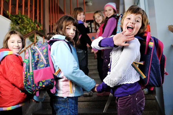 学校里的快乐儿童群体 — 图库照片
