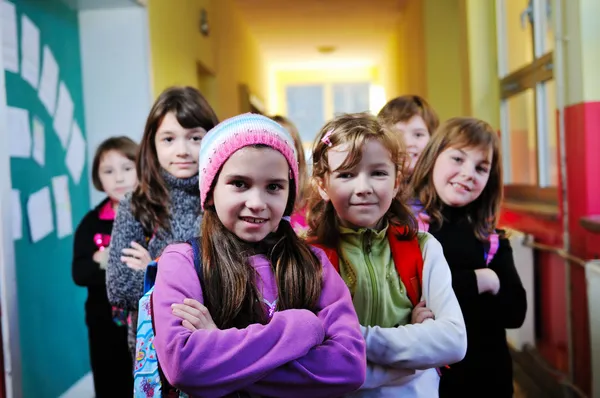 Gruppo di bambini felici a scuola — Foto Stock