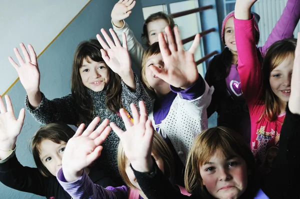 Gruppo di bambini felici a scuola — Foto Stock