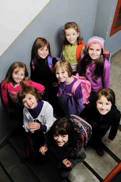 Lycklig barngrupp i skolan — Stockfoto