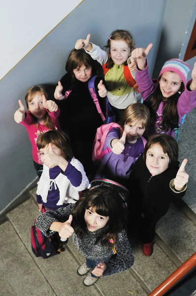 学校里的快乐儿童群体 — 图库照片
