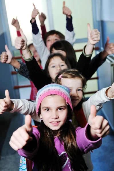 Szczęśliwa grupa dzieci w szkole — Zdjęcie stockowe