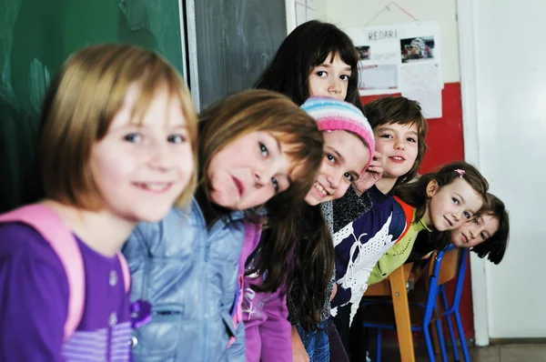 Щаслива група дітей у школі — стокове фото