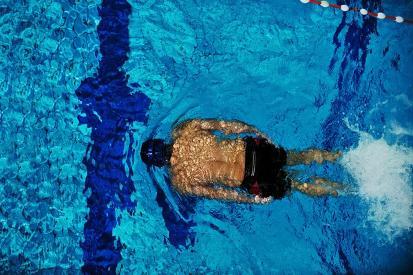 Пловец, отдыхающий в олимпийском бассейне — стоковое фото