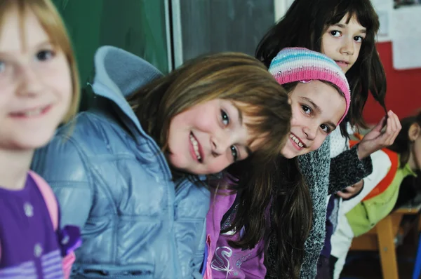 Glückliche Kindergruppe in der Schule — Stockfoto