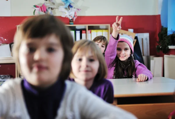 Χαρούμενη ομάδα παιδιών στο σχολείο — Φωτογραφία Αρχείου