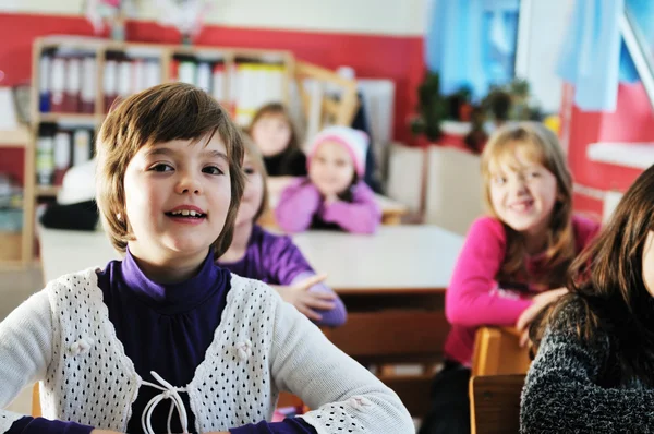 Szczęśliwa grupa dzieci w szkole — Zdjęcie stockowe