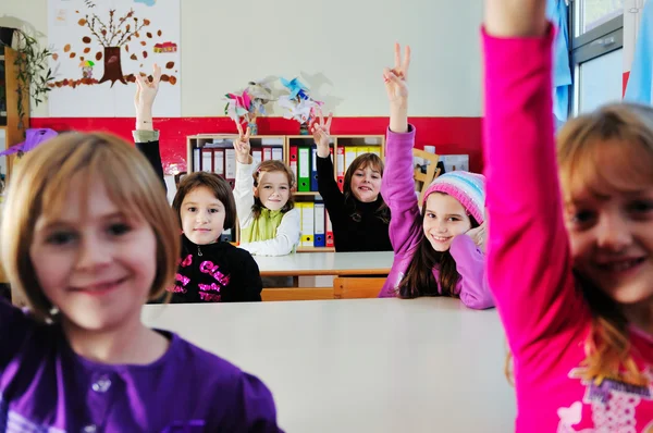 Grupo de niños felices en la escuela — Foto de Stock