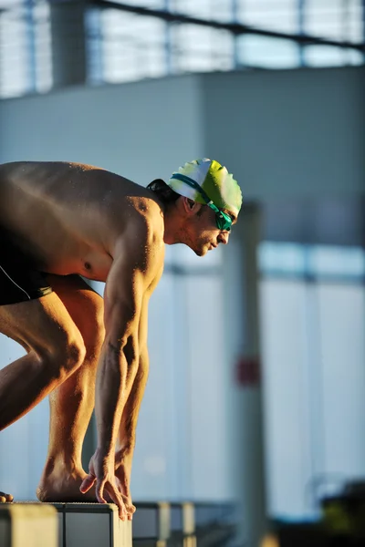 Nadador joven en el inicio de la natación — Foto de Stock
