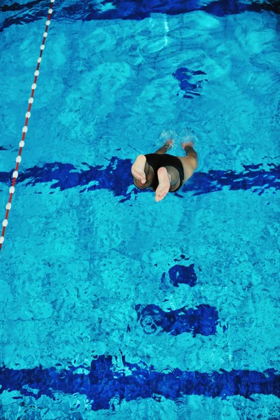 Nadador recriando na piscina olímpica — Fotografia de Stock
