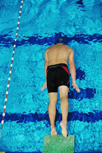 Плавець, що відтворюється на басейні — стокове фото