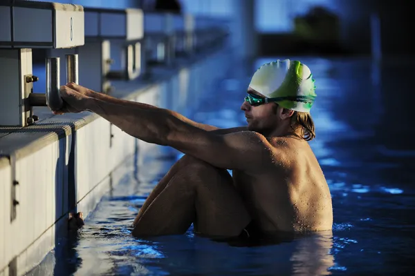 Schwimmerin erholt sich auf Schwimmbecken — Stockfoto